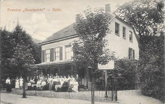 Centrum Zeist0007, Pension boschzicht. 1918.jpg - Logement en Koffiehuis Later Pension “Boschzicht”. In 1895 was Mevr. C.W. Dounair  Schimmel penninck v.d. Oye eigenaar van Huize Boschzicht en in 1906 was Mej. de. Wed. L. J. F. Ball, Pensionhoudster van  Pension Boschzicht. Later is het een verenigingsgebouw Hoogeweg geworden samen met de Citytheater/bioscoop later Guco elektronica en in Januari 1994 ging voormalige pension tegen de grond en nu staat hier V&D en Lucardi. Opname van 1918.